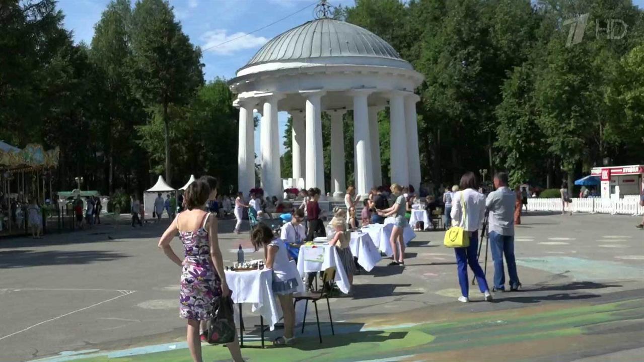 Девушки в парке горького. Парк Горького. Парк Горького видео. Парк Горького девушки. Девушка на буме парк Горького.