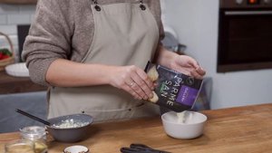 Гребешки с икрой в раковине, запечённые со сливочным маслом, травами и чесноком