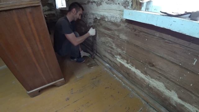 Заделал щели в углах. Пошлифовал брус вдоль теплотрассы и за батареями смотреть онлайн