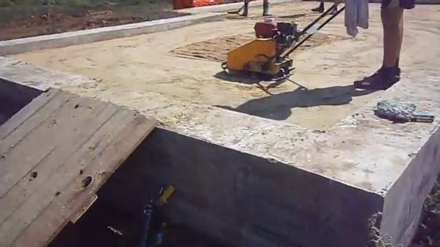 Виброплита. Устроиство чернового пола в цоколе. смотреть онлайн