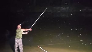 Семья поехала отдыхать на реку, но отдых превратился в заготовку рыбы бочками.