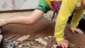 Мальчик каратист пробует сесть на шпагат · малчик делает шпагат.Katate Yekaterinburg