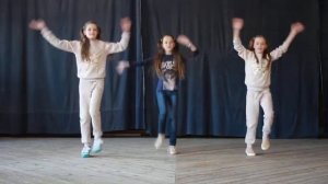 Танцы под песню улыбайся(3)