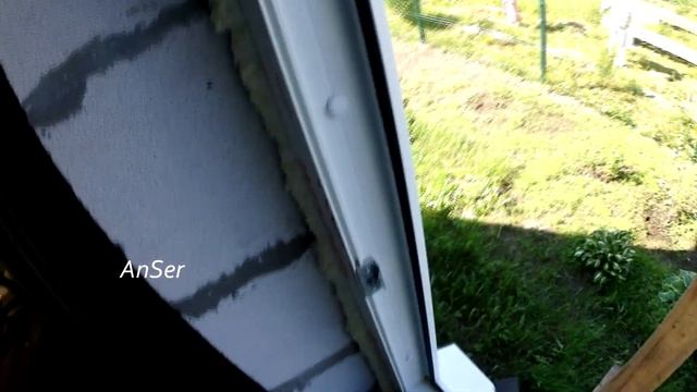 Замазка окон снаружи в доме из газобетона.