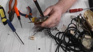 Разборка старого стационарного телефонного аппарата. Дисковый номеронабиратель.