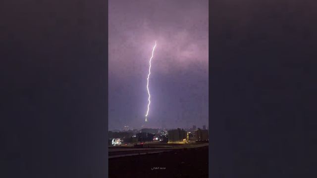 Молния бьёт по Часовой башне в Мекке, это  уже третья за последнюю неделю