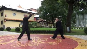 Фехтование с использованием двуручного меча мяо дао и палки бяньган