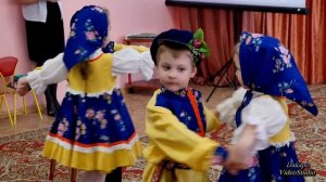 Утренник в детском саду.Прикольное поздравление малышей "На завалинке"