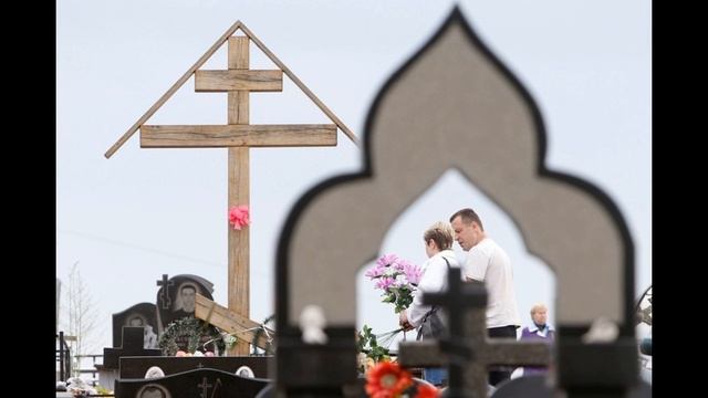 Как в Родительские дни правильно поминать усопших на кладбище? смотреть онлайн