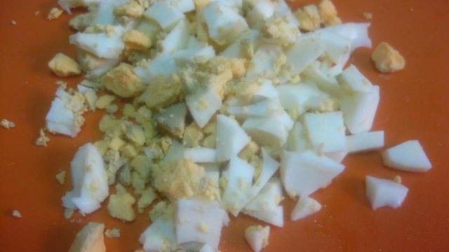Окрошка на сметане с курицей и салями
