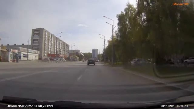 FILE8162 Тобольск улМельникова водитель Шкоды совершает странный манёвр