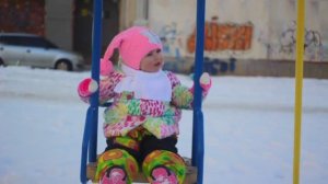 Мила гуляет зимой с коляской и куклой Жориком