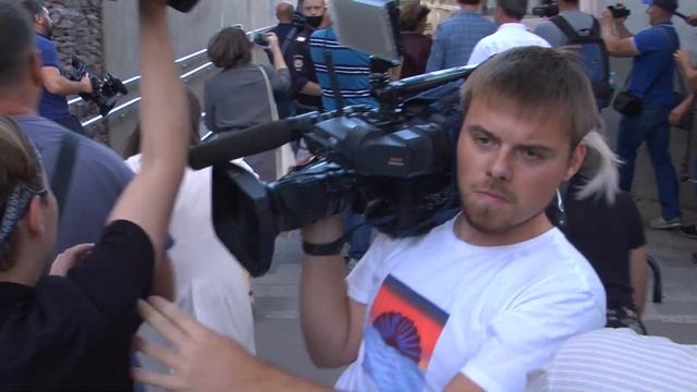 Добровинского преследуют журналисты и издеваются над ним смотреть онлайн