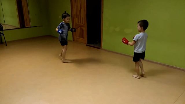 Дети бьются насмерть - Аслан vs Максим маленький смотреть онлайн