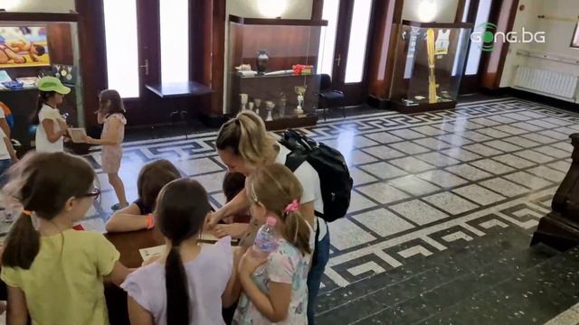 Малчугани наобиколиха за автографи Станимира Петрова след пресконференция