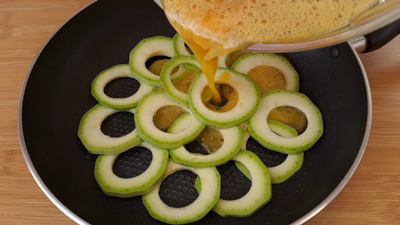 Только кабачки и яйца. Невероятно - это так вкусно, почему я раньше не знала этого рецепт.