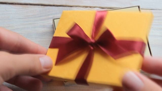 Бантик на крышке коробочки смотреть онлайн