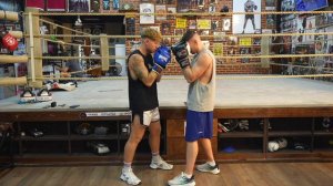 🥊 Стойка защиты на средней и дальней дистанции в боксе.