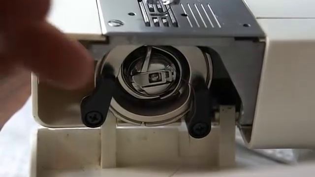 Как правильно заправить шпульку. Натяжение. Шаг 3 Ремонт швейной машинки смотреть онлайн