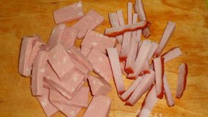Запеченная картошка с колбасой на сковороде