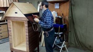 Процесс укладки  гибкой черепицы на крышу коптильни.