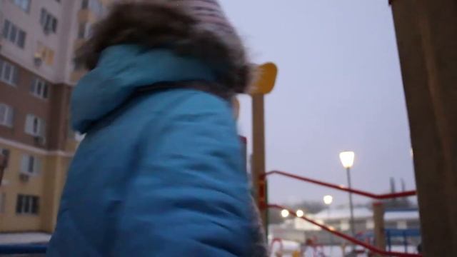 Дурачимся на ДЕТСКОЙ площадке! Goofing around on the Playground! смотреть онлайн