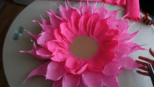 Огромный цветок из гофрированной бумаги для оформления фотозоны. смотреть онлайн