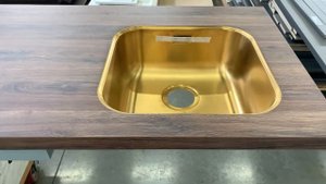 Odissey | Столешница с кантом из ламината HPL AE761 с подклееной золотой мойкой Omoikiri