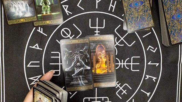Изменяет ли мне мой мужчина? Есть ли измена в настоящий момент? Хочет ли он мне изменить?  #таро