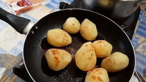 Картофель по деревенски на сковороде