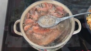 Сырный суп с рыбой и креветками