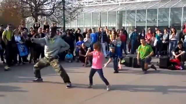 Уличные танцы Девочка молодец, не растерялась Франция, Диснейленд France, Dis смотреть онлайн