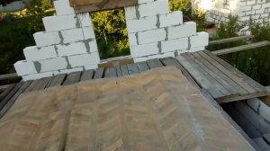 Строим фронтоны стен бани, укладываем мауэрлат и лежень кровли бани