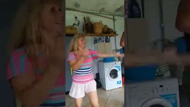 Итальянская гармошка и горничная Ирена из Бреста. Друзья, мы тут в цене. Мы лучшие. смотреть онлайн