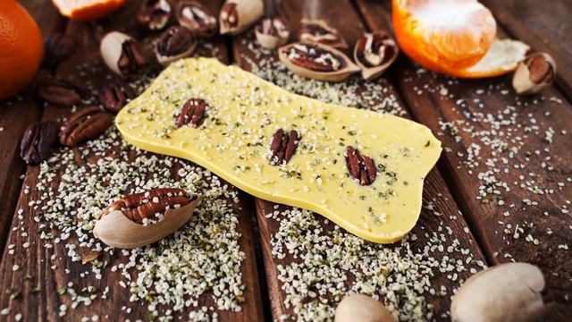 Шоколад на кокосовом молоке с соком мандарина и ядрами ореха пекан