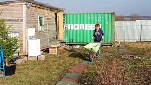 Посадили пихту на даче. В этом году начали очень рано заниматься огородом.