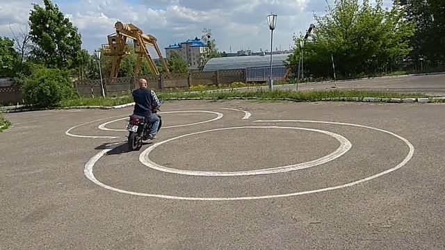 Восьмерка на мотоцикле.