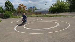 Восьмерка на мотоцикле.