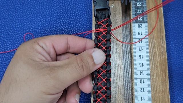 paracord braslet. cobra. браслет из паракорда. кобра. узор. (длина 2.20 красная нитка для узора)