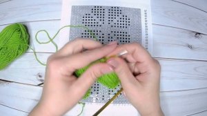 Вяжем вместе красивый цветочный мотив спицами.