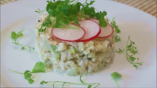 Салат с киноа, сельдереем, курицей и яблоком. Белок + полезные углеводы + клетчатка. смотреть онлайн