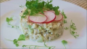 Салат с киноа, сельдереем, курицей и яблоком. Белок + полезные углеводы + клетчатка.