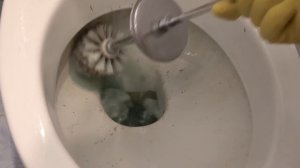 Как очистить УНИТАЗ от УЖАСНОГО известкового налета и мочевого камня? Отличный отбеливатель унитаза