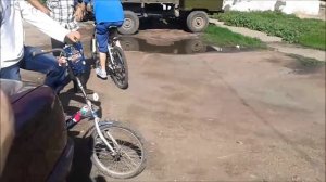 Езда на дыбах на велике Прикол