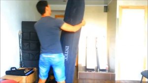 Как найти дырку в надувном матрасе с помощью воды, How to find a hole in the inflatable mattress