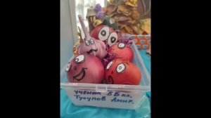 5 "Б" класс подготовил выставку из овощей и фруктов " Осенняя ярмарка"