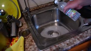 Чистим трубы содой и уксусом