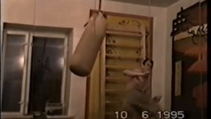 Отработка ударов ногами по мешку