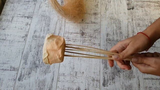 Что подарить на 8 марта? Букет из конфет своими руками. Цветы из гофрированной бумаги. 3 варианта. смотреть онлайн