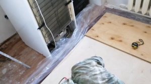 Крутим фанеру на паркет, ровняем пол фанерой